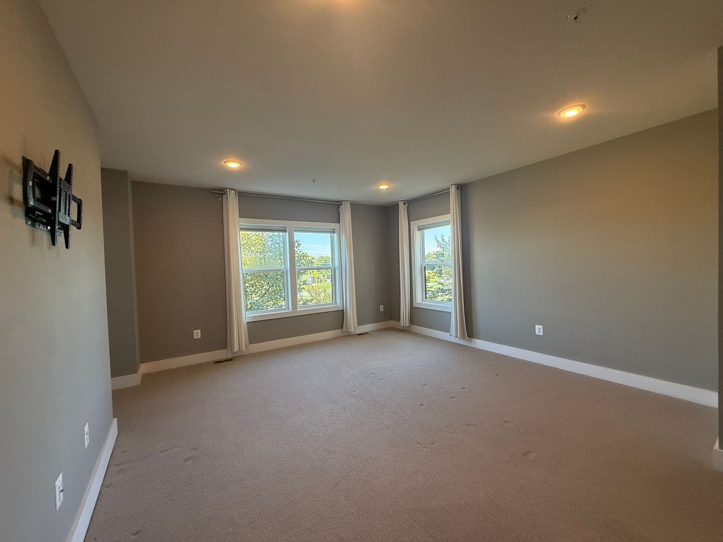 Ashburn House: 44860 Tiverton Square