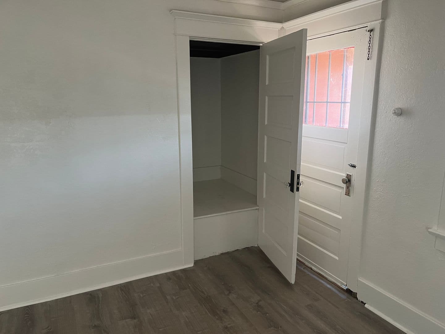 Barstow Apartment: 200 W Cottage