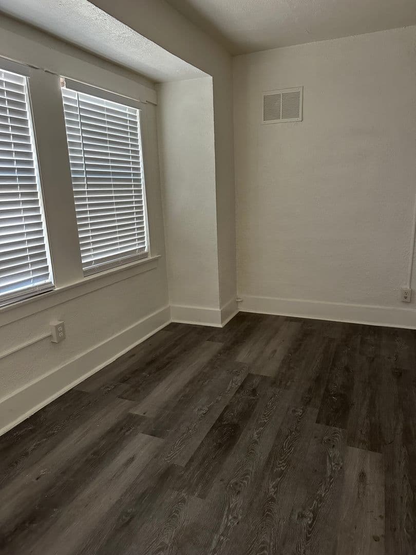 Barstow Apartment: 200 W Cottage