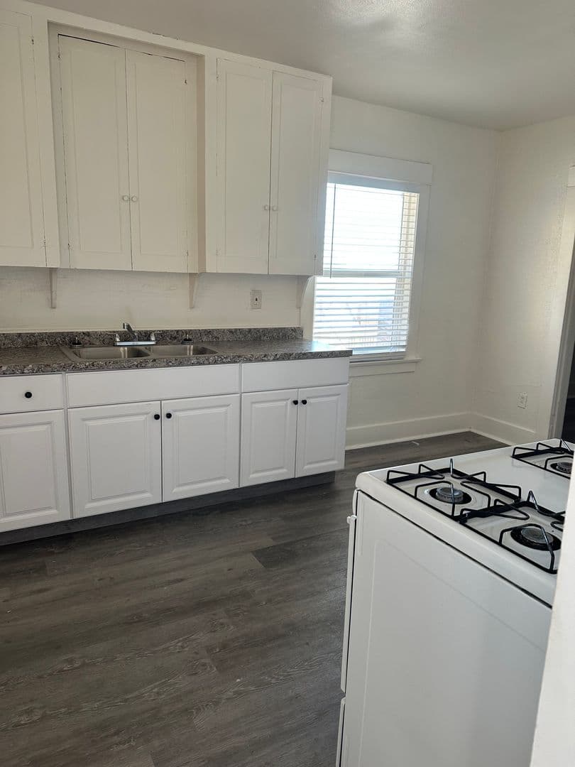 Barstow Apartment: 200 W Cottage