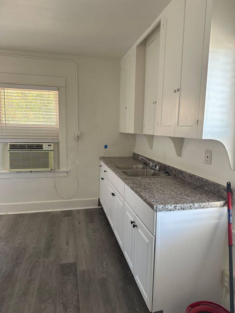 Barstow Apartment: 200 W Cottage