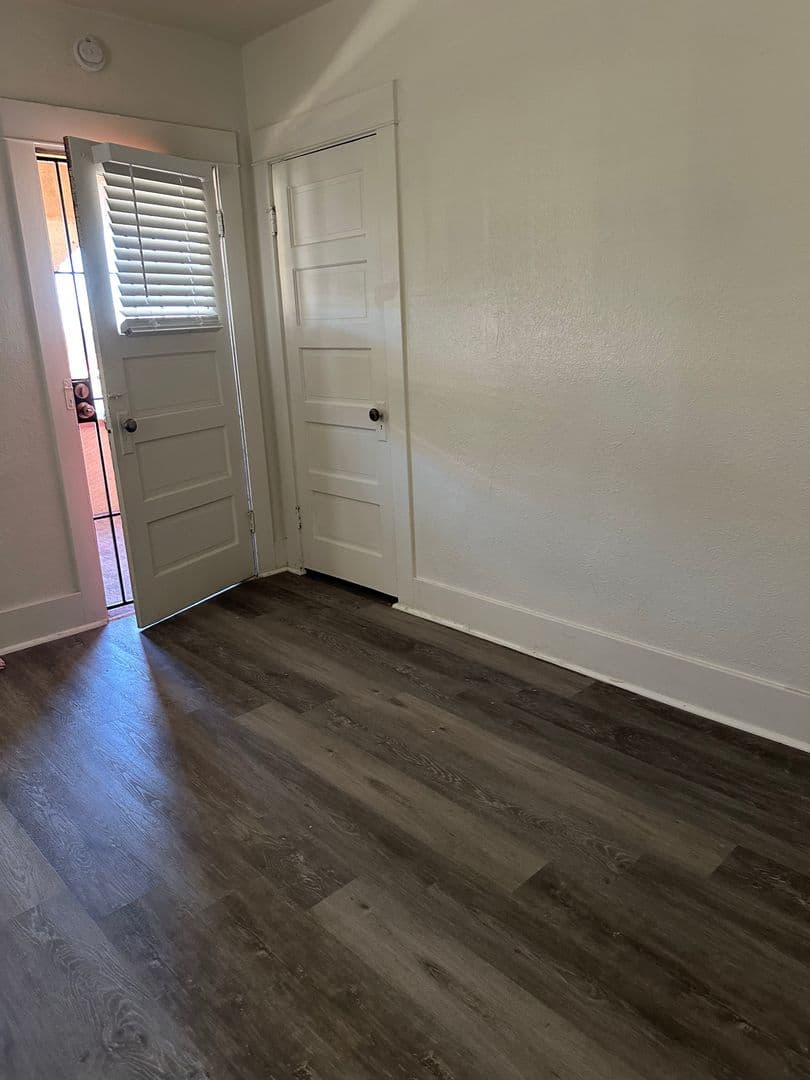 Barstow Apartment: 200 W Cottage