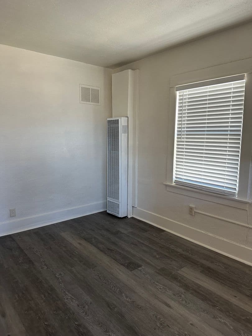 Barstow Apartment: 200 W Cottage