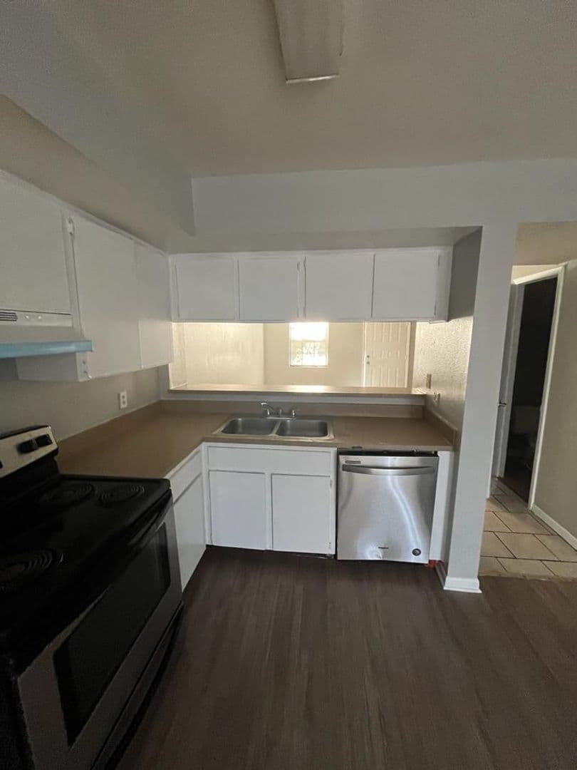 Tampa Apartment: 8733 N 50th St