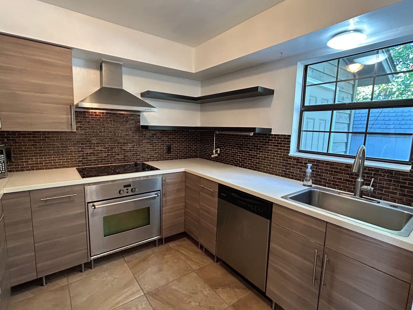 Savannah House: 66 Hidden Lake Ct.