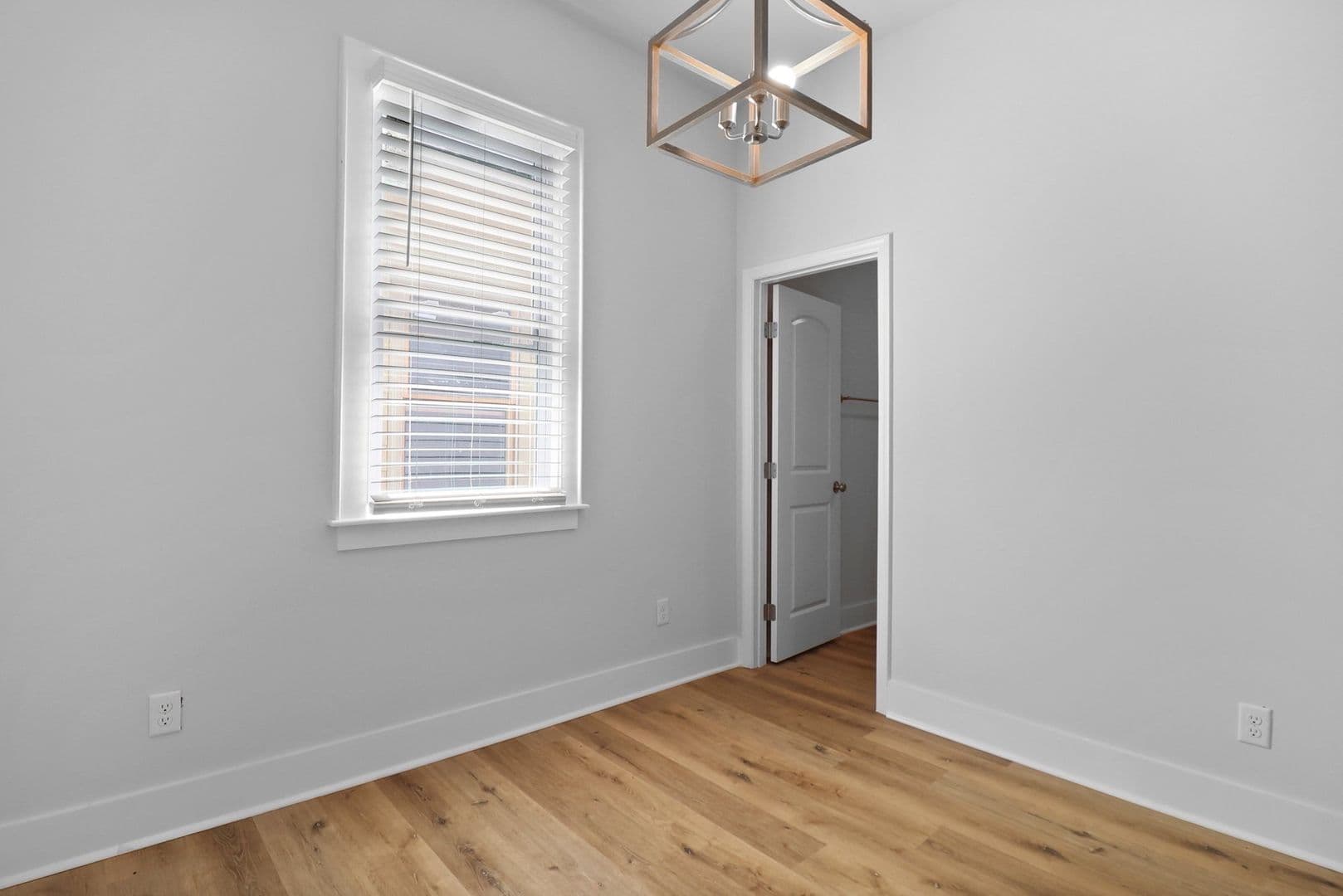 Savannah House: 826 West Victory Dr.