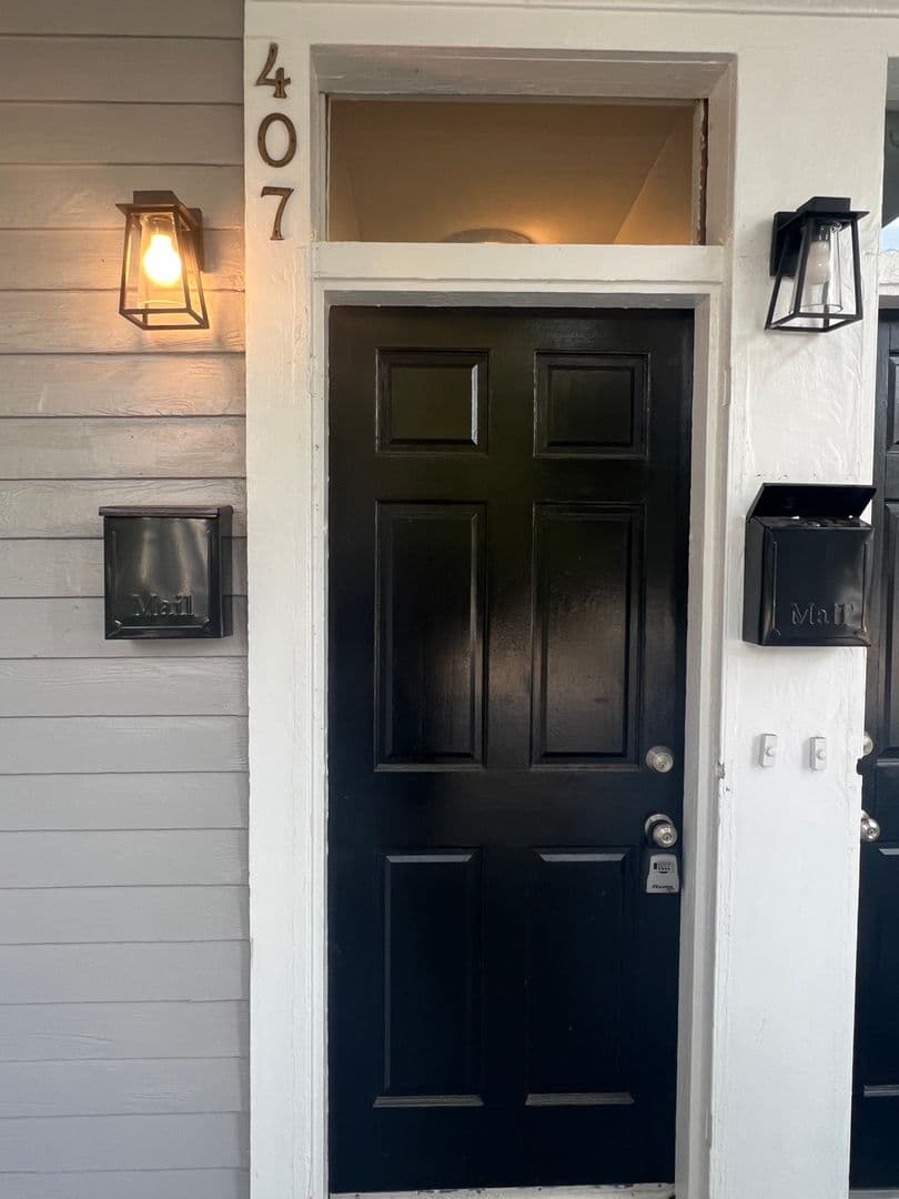 Savannah House: 407 E Duffy St.