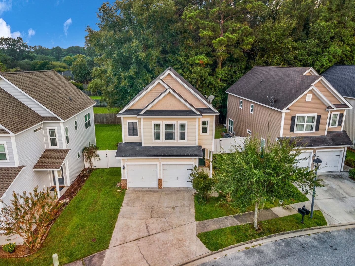 Richmond Hill House: 690 Summer Hill Way