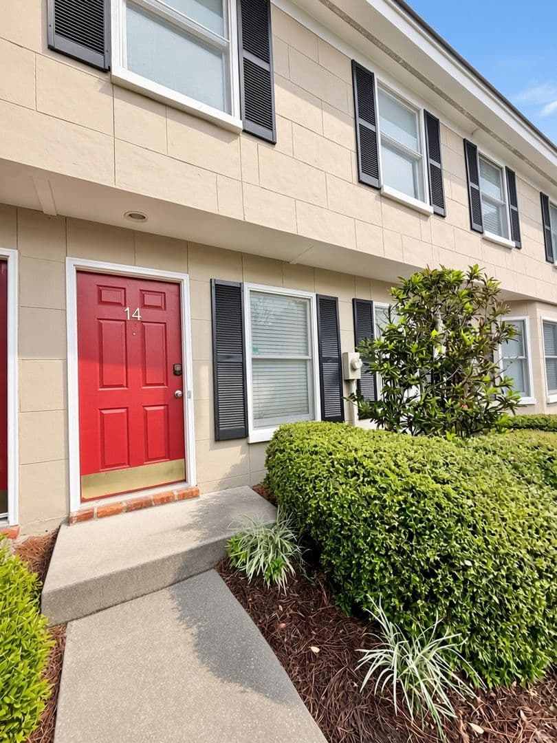 Savannah House: 6501 Habersham Street #14