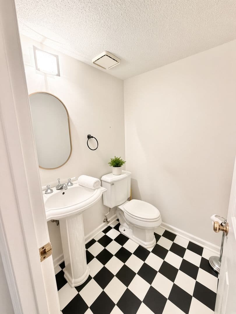 Savannah House: 6501 Habersham Street #14