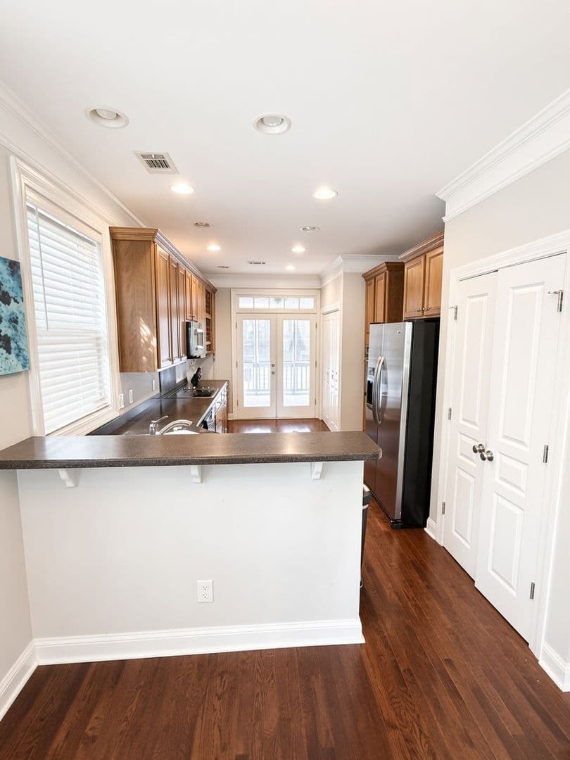 Pooler House: 301 Lake View Dr.