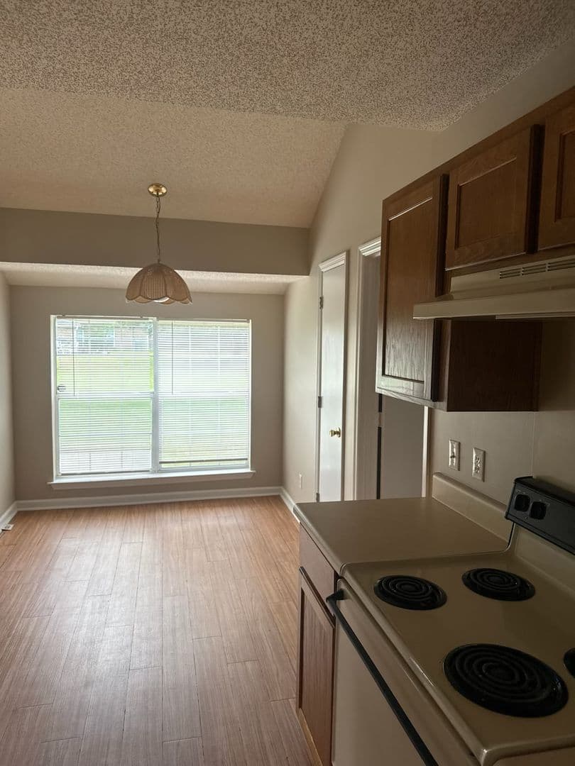 Richmond Hill House: 40 Lewis Dr
