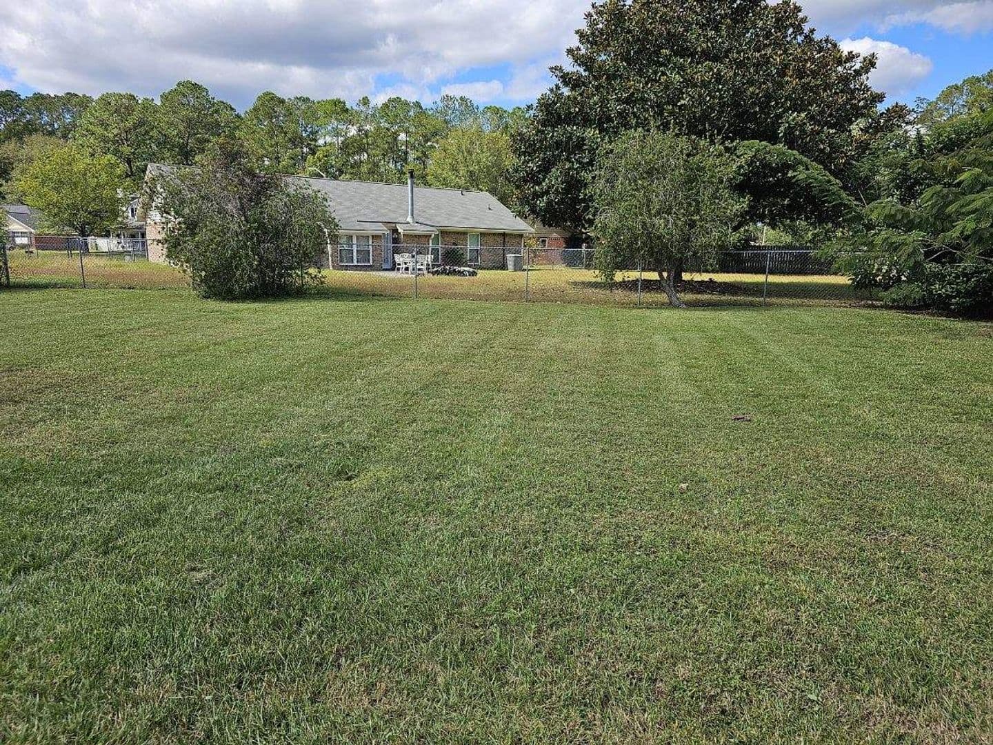 Richmond Hill House: 40 Lewis Dr