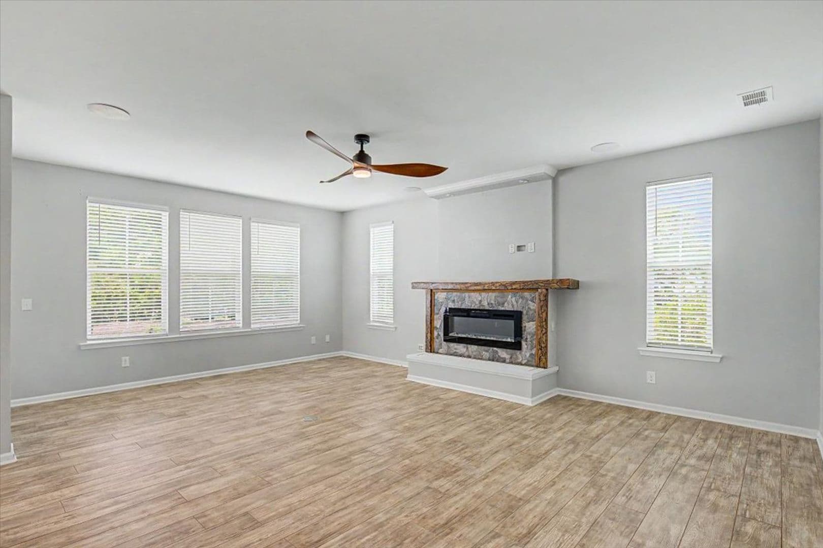 Richmond Hill House: 18 Minning Loop