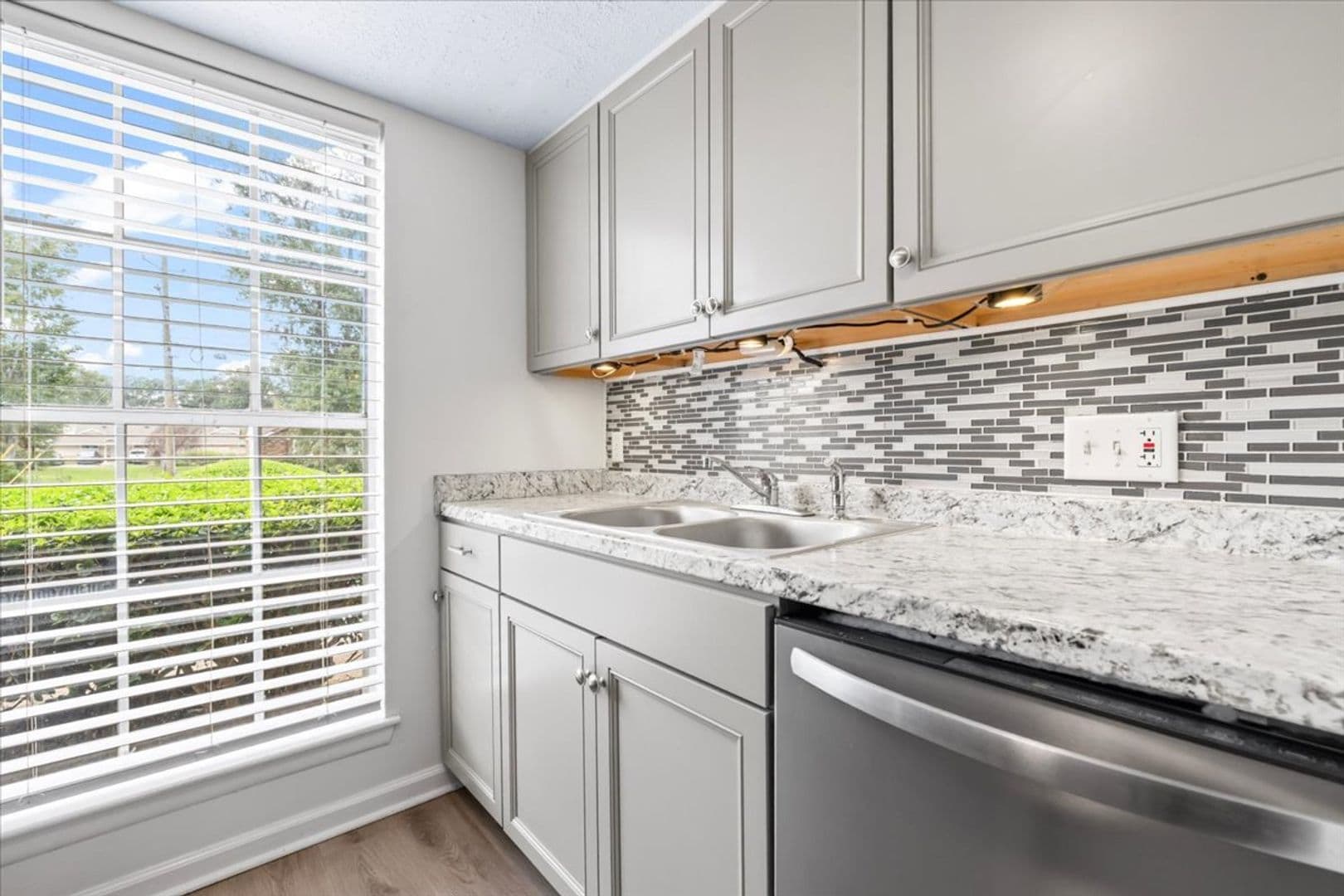 Savannah House: 68 Knollwood Circle