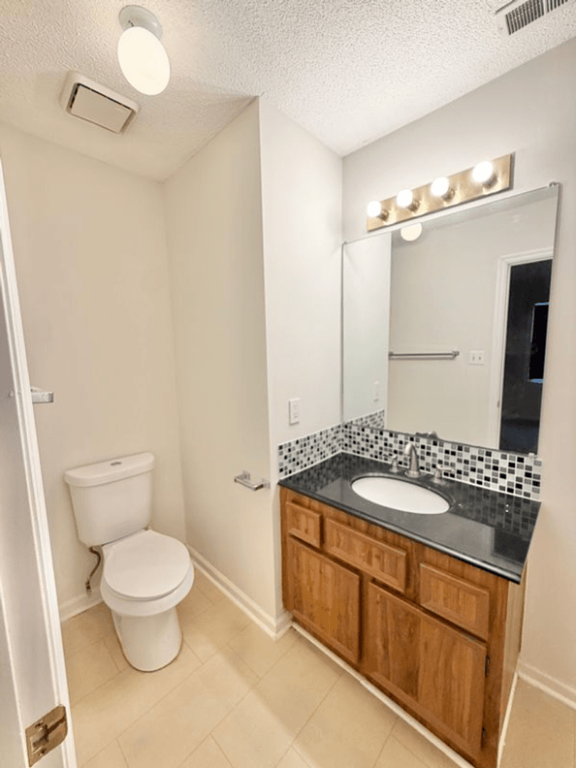 Savannah House: 6501 Habersham Street #14
