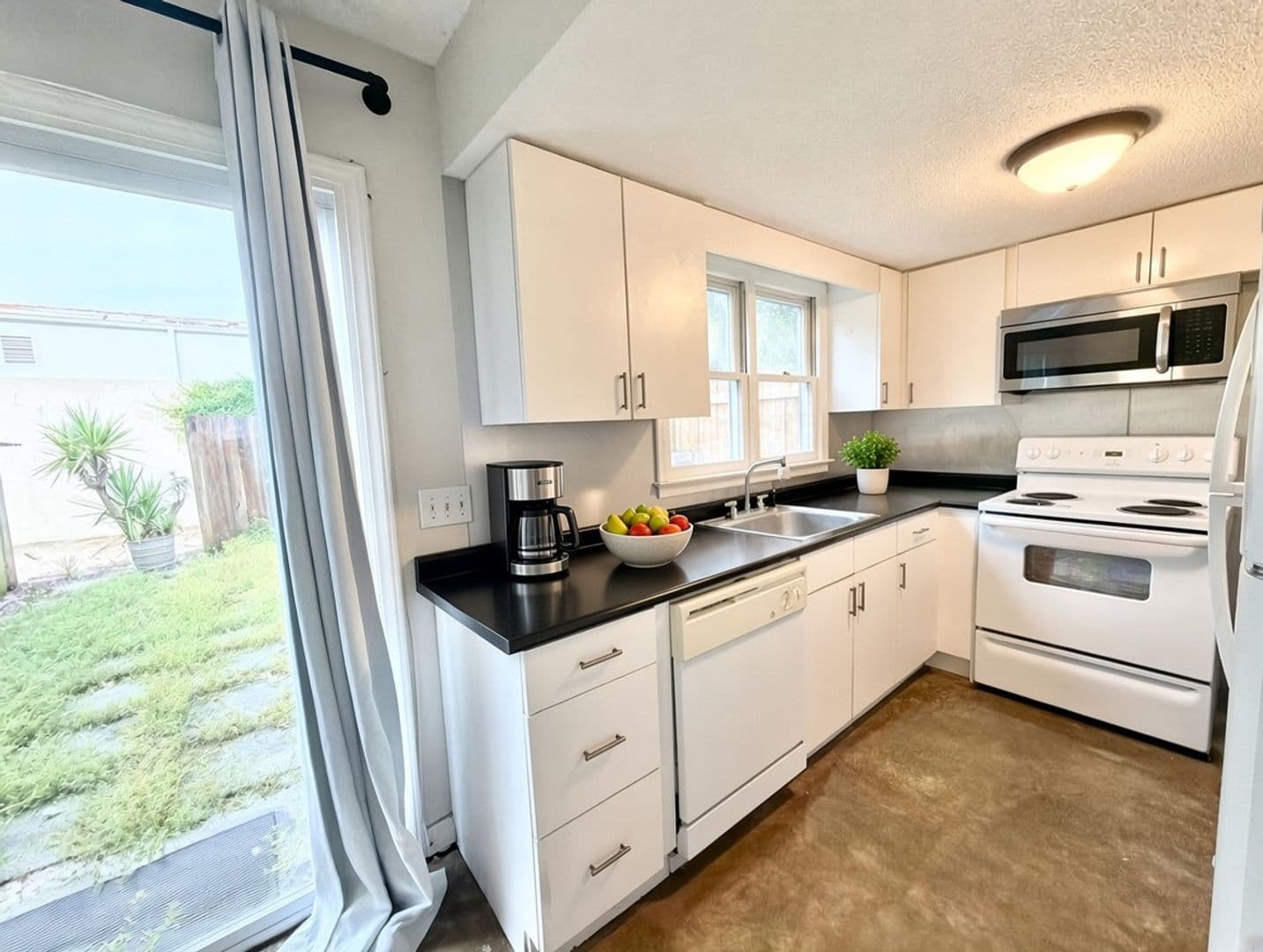 Savannah House: 6501 Habersham Street #14
