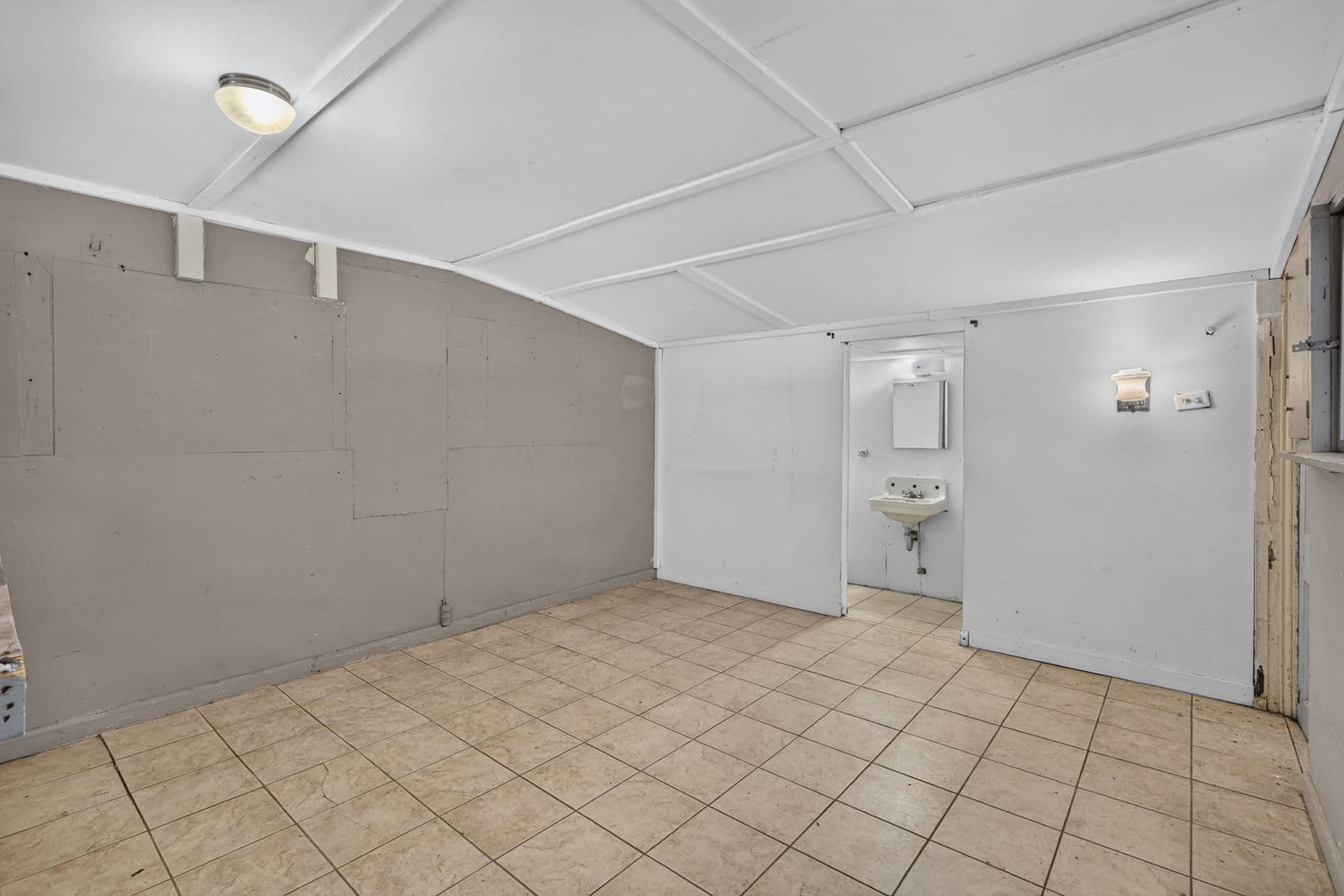 Savannah House: 216 E 57th St.