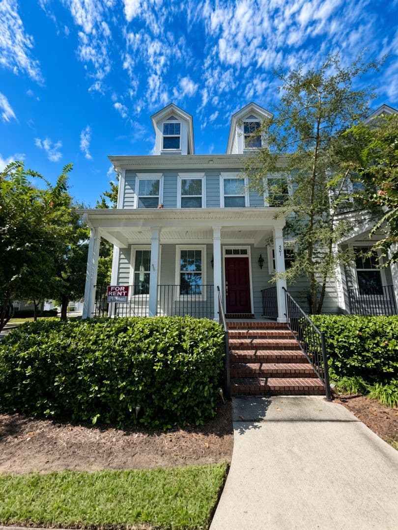 Pooler House: 301 Lake View Dr.