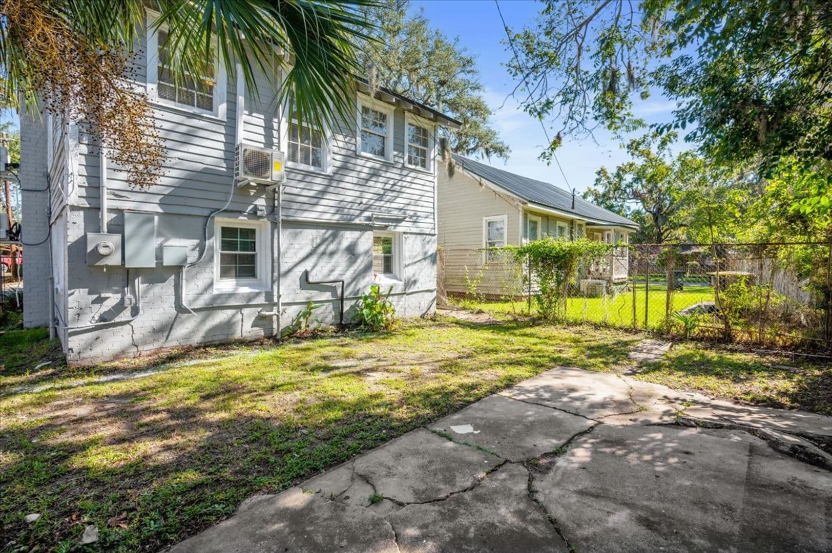 Savannah House: 2415 Ash St.