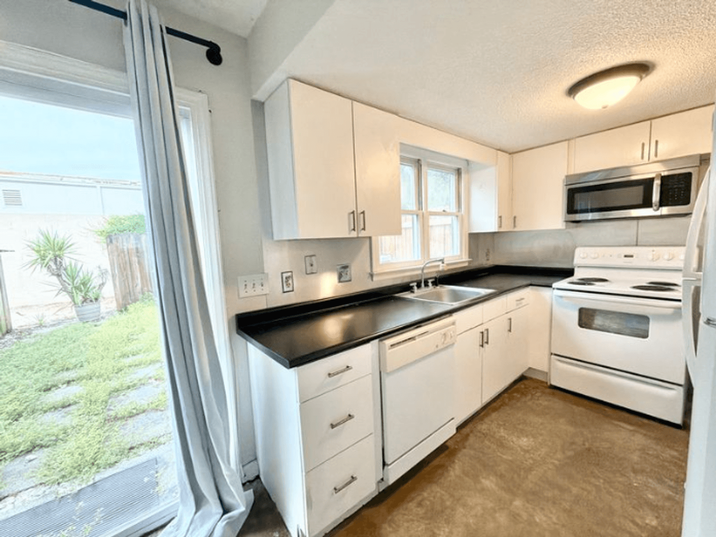 Savannah House: 6501 Habersham Street #14