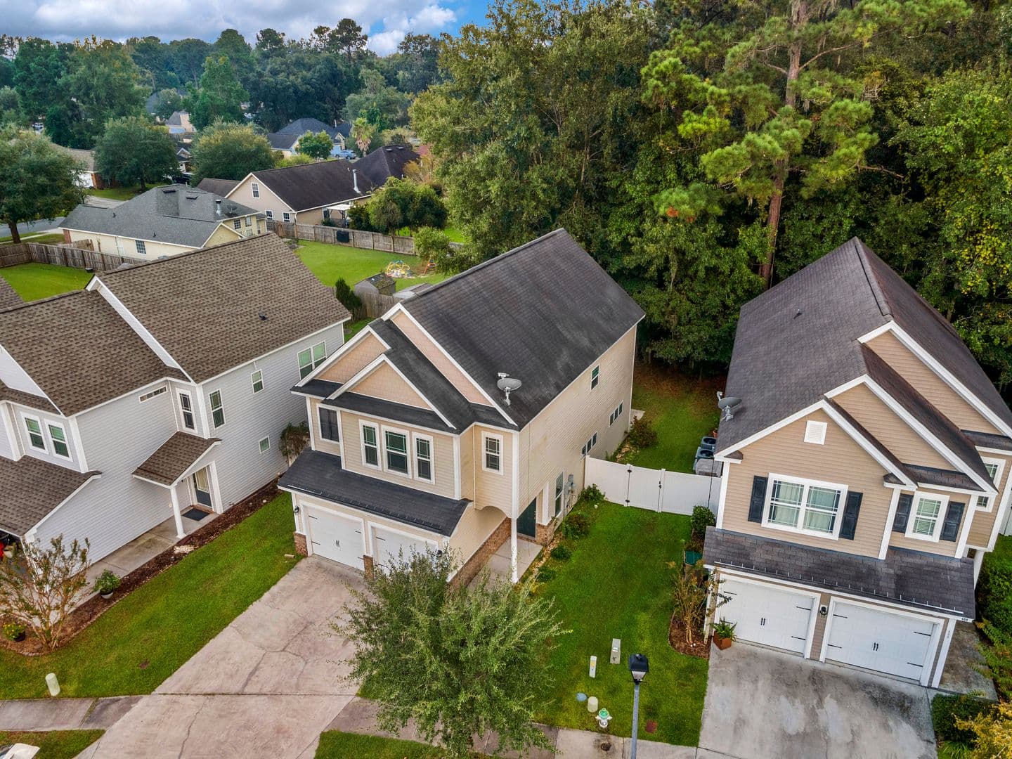 Richmond Hill House: 690 Summer Hill Way