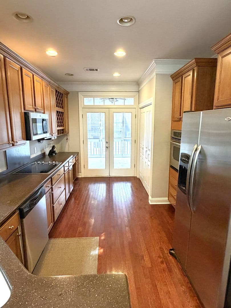 Pooler House: 301 Lake View Dr.
