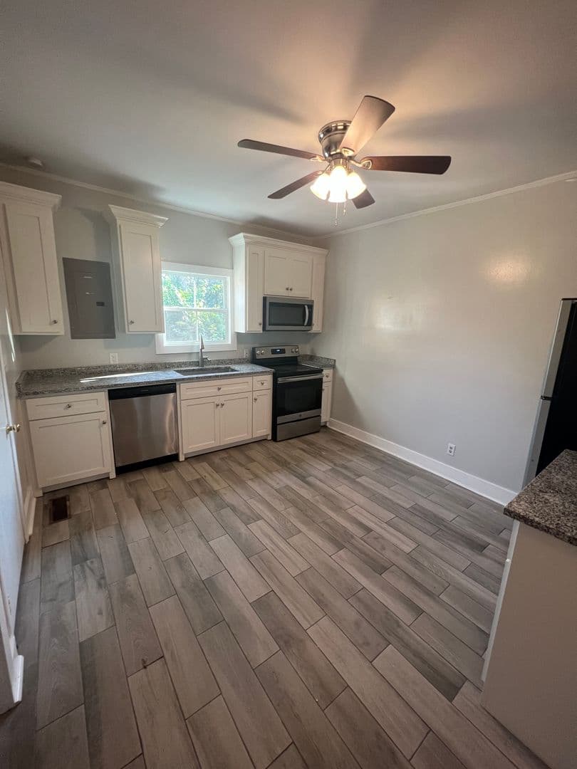 Savannah House: 407 E Duffy St.