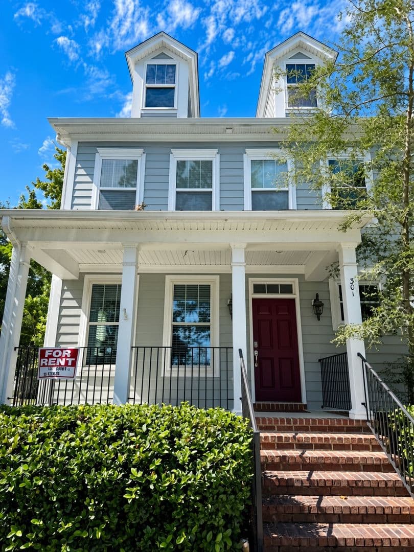 Pooler House: 301 Lake View Dr.