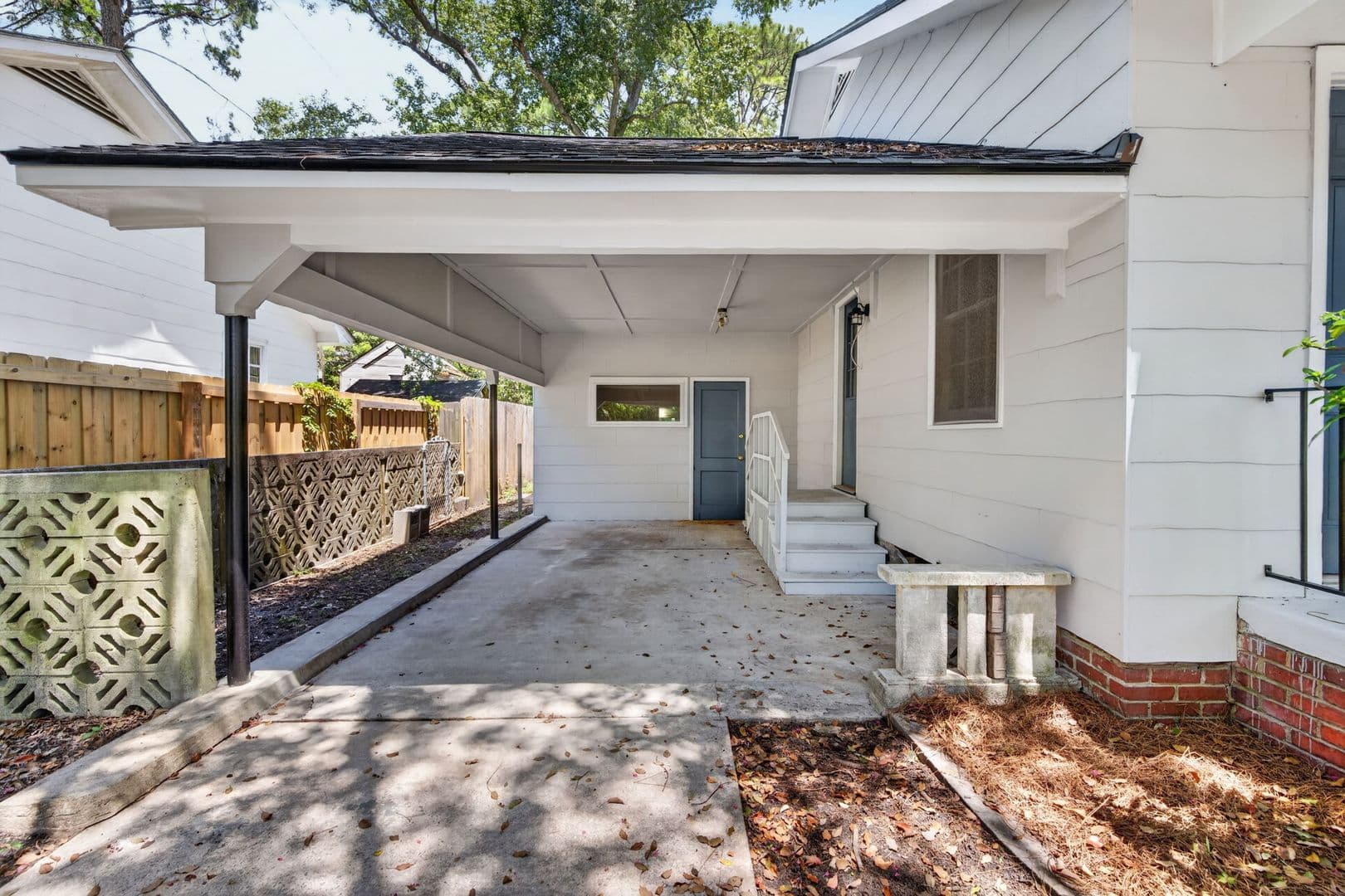 Savannah House: 216 E 57th St.