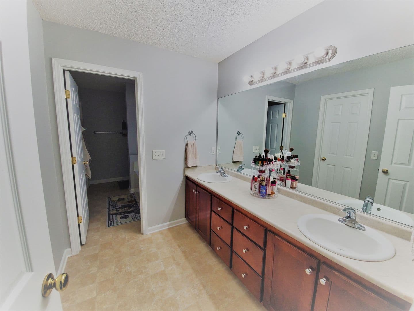 Richmond Hill House: 136 Lancaster Way