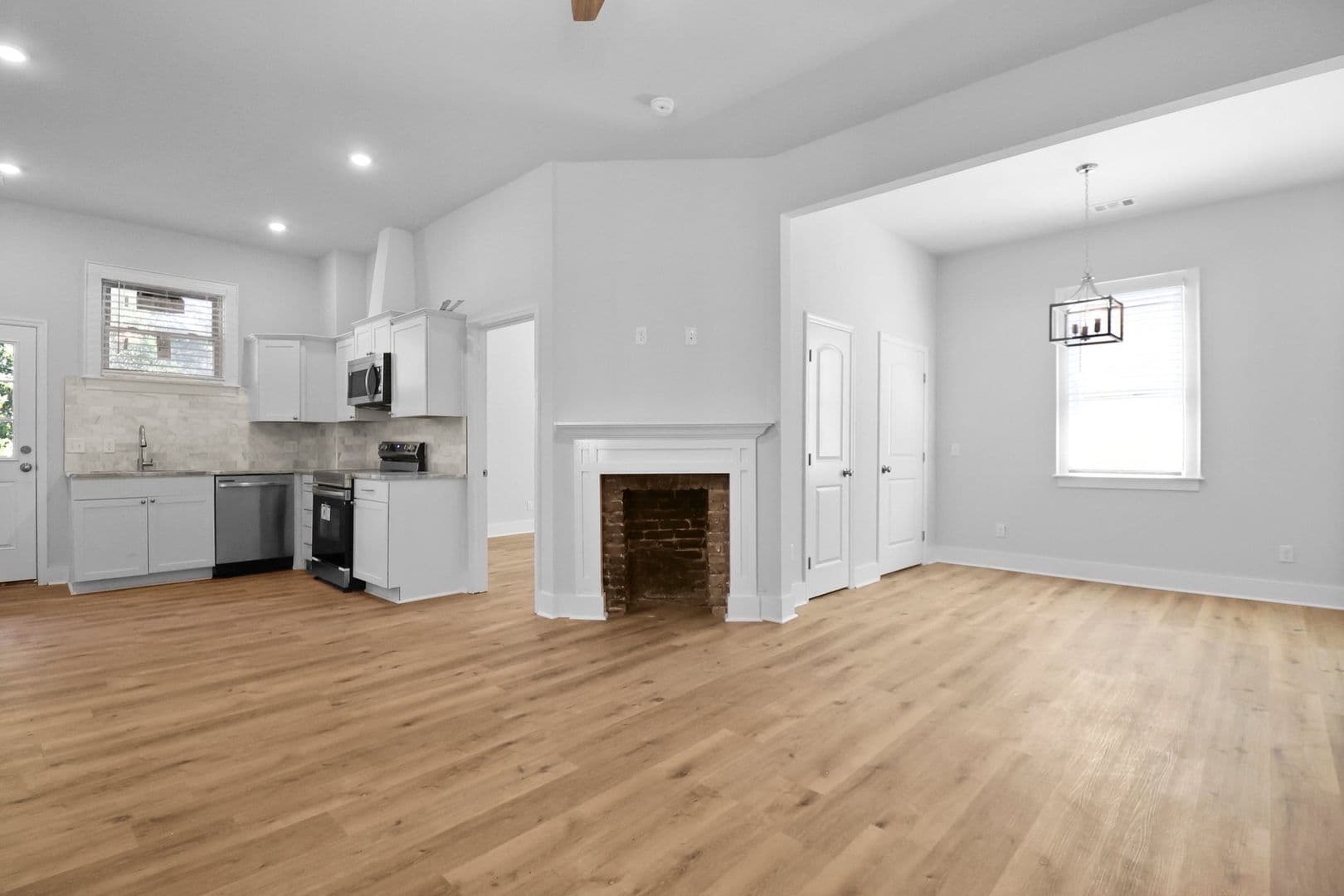 Savannah House: 826 West Victory Dr.