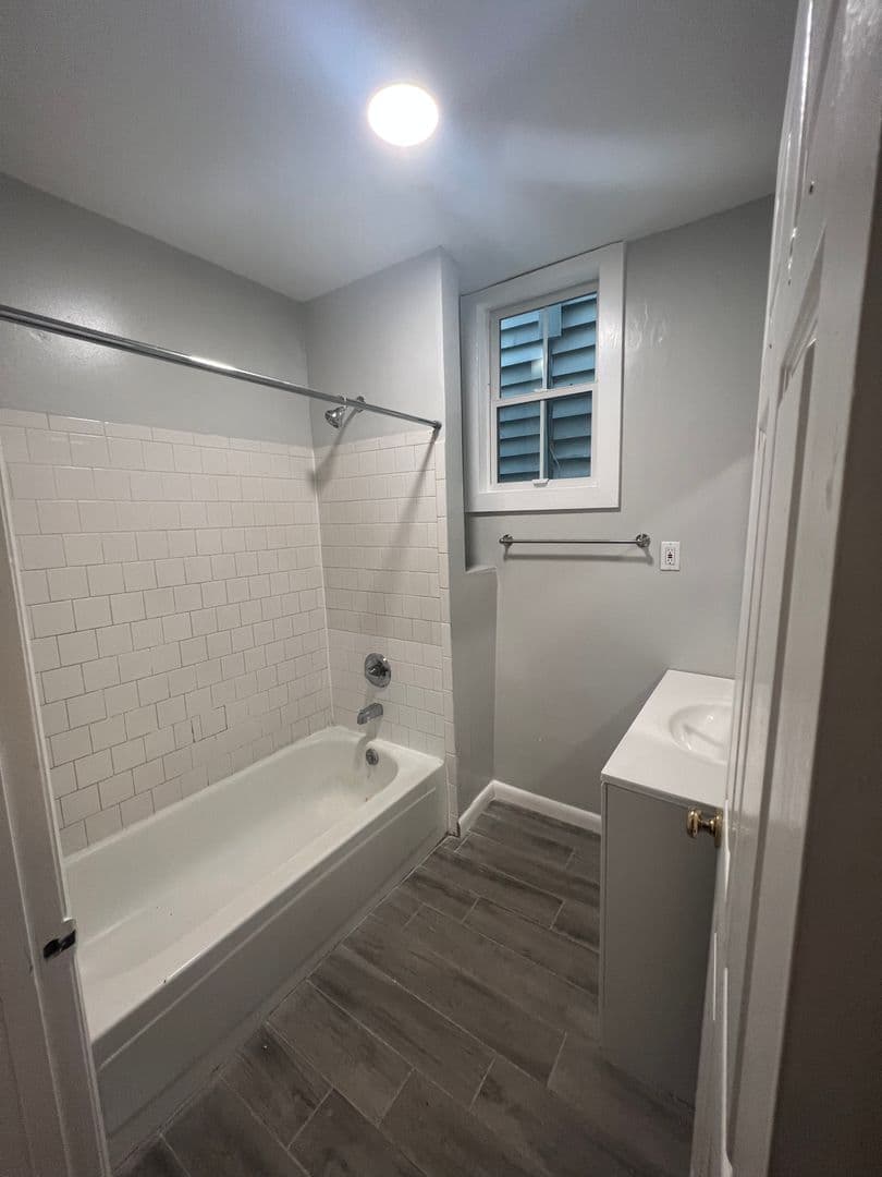 Savannah House: 407 E Duffy St.