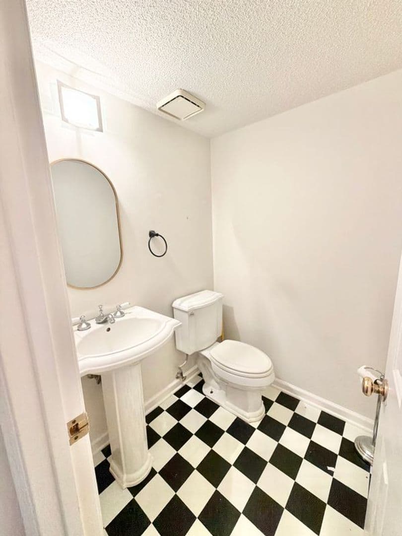 Savannah House: 6501 Habersham Street #14