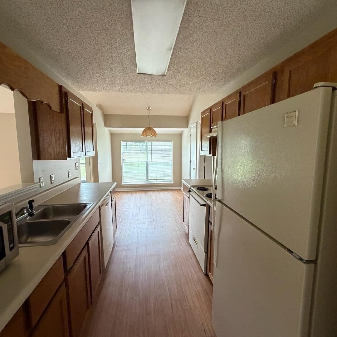 Richmond Hill House: 40 Lewis Dr