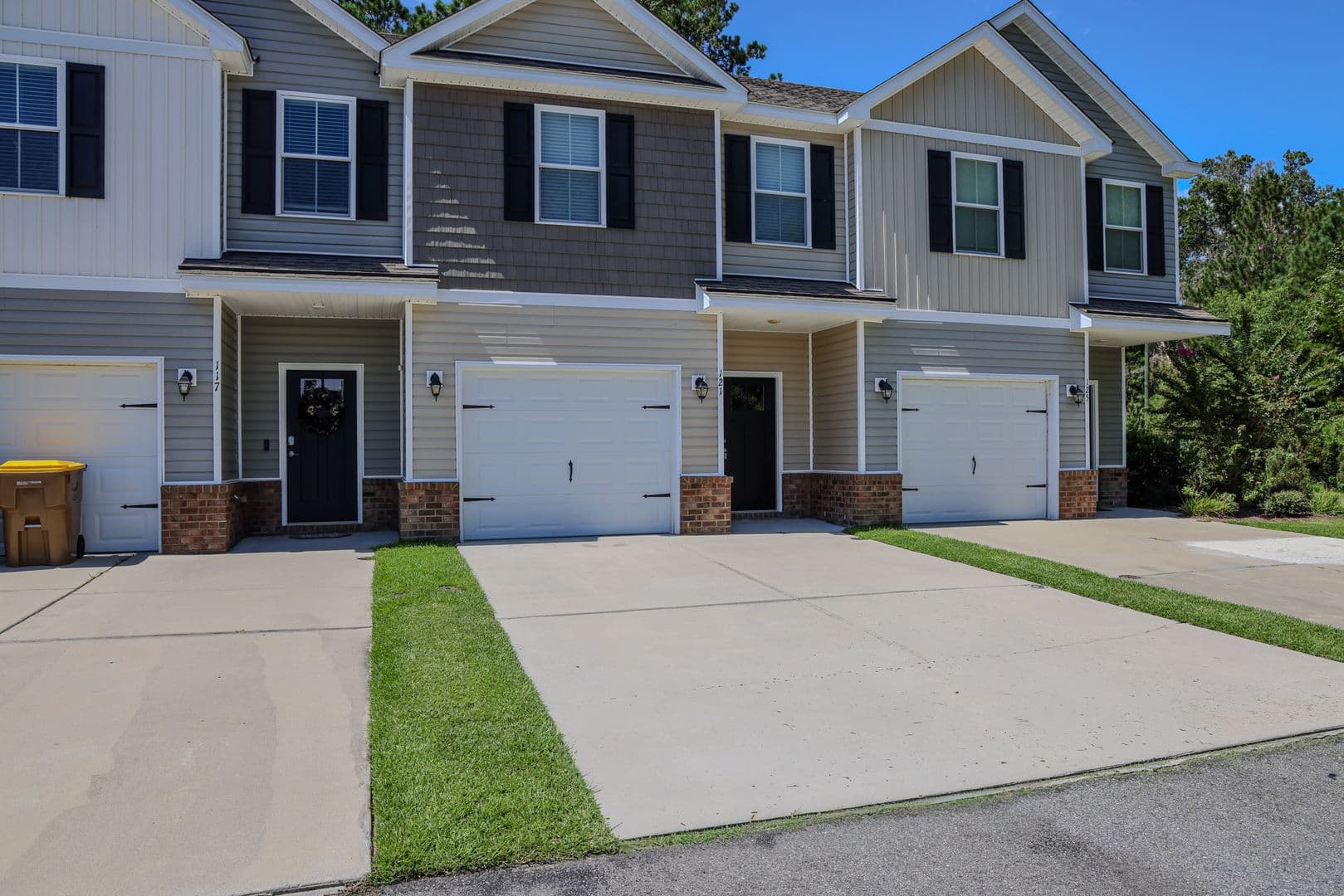 Richmond Hill House: 121 Horizon Ln.