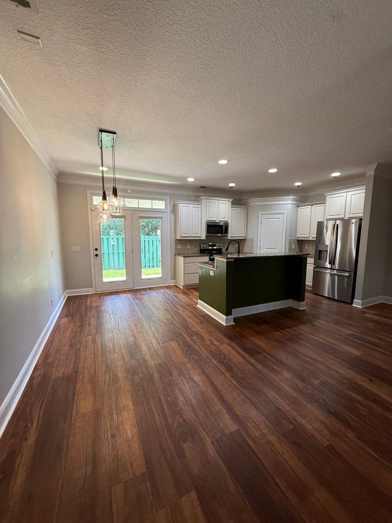 Pooler House: 107 Ventura Place