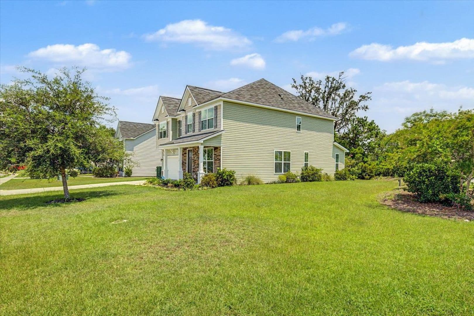 Richmond Hill House: 18 Minning Loop
