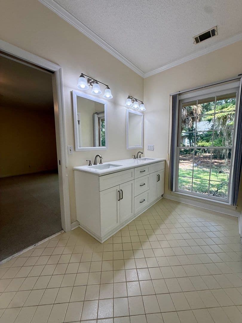 Savannah House: 11 Gossamer Ln.