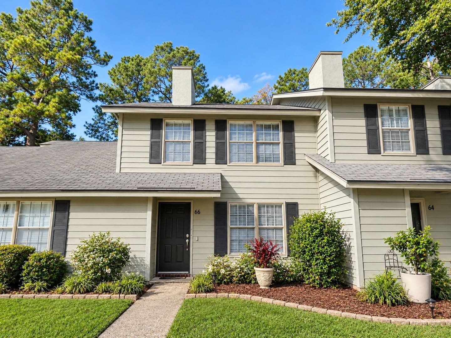 Savannah House: 66 Hidden Lake Ct.