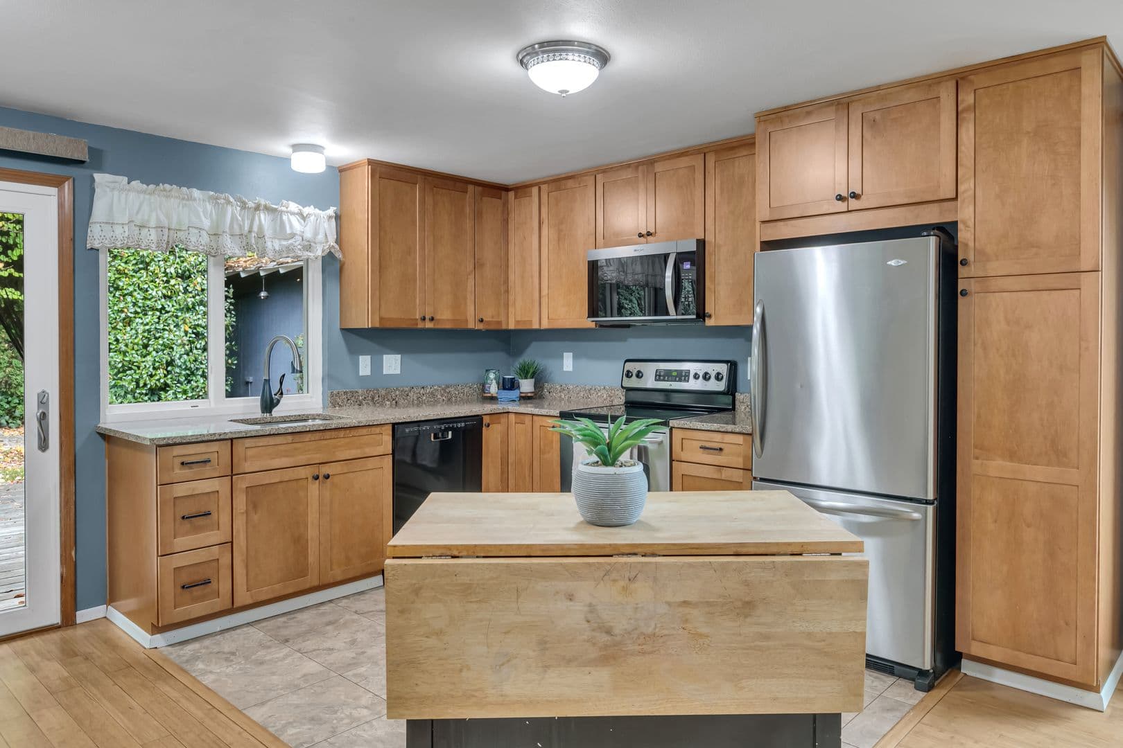 Kent House: 19463 122nd Pl SE