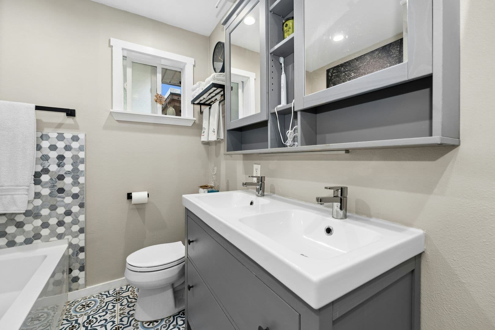 Burien House: 104 SW 132nd St