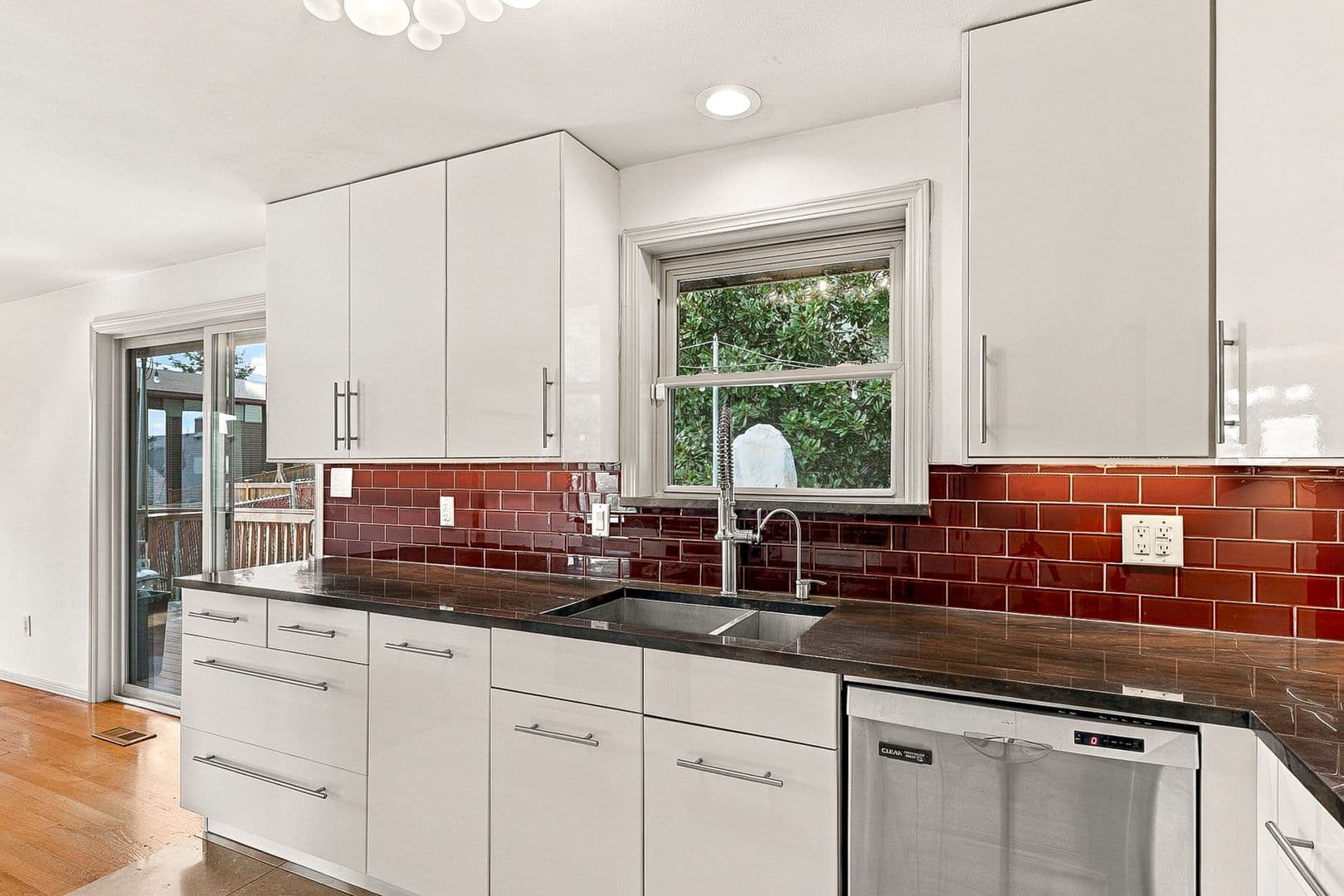 Des Moines House: 21011 7th Pl S