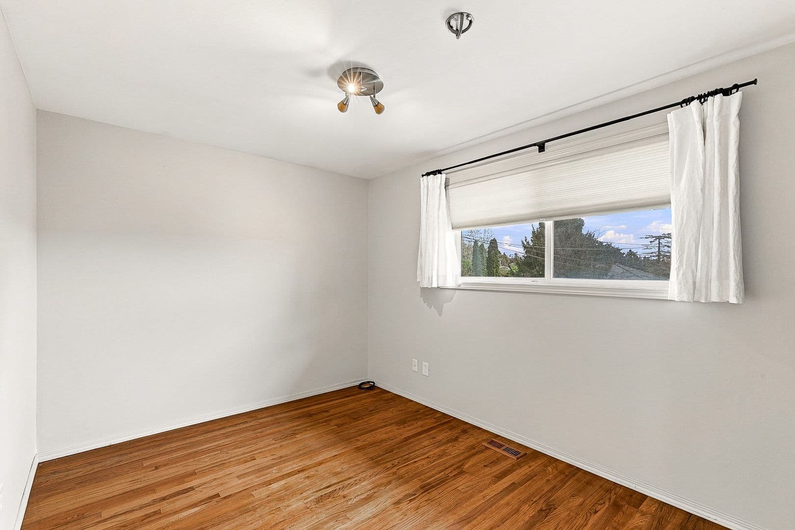 Des Moines House: 21011 7th Pl S