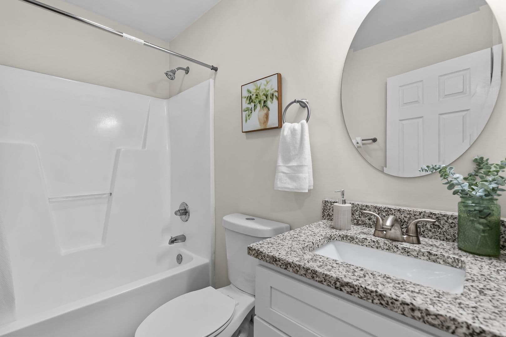 Williamsburg House: 5472 Olde Towne Rd
