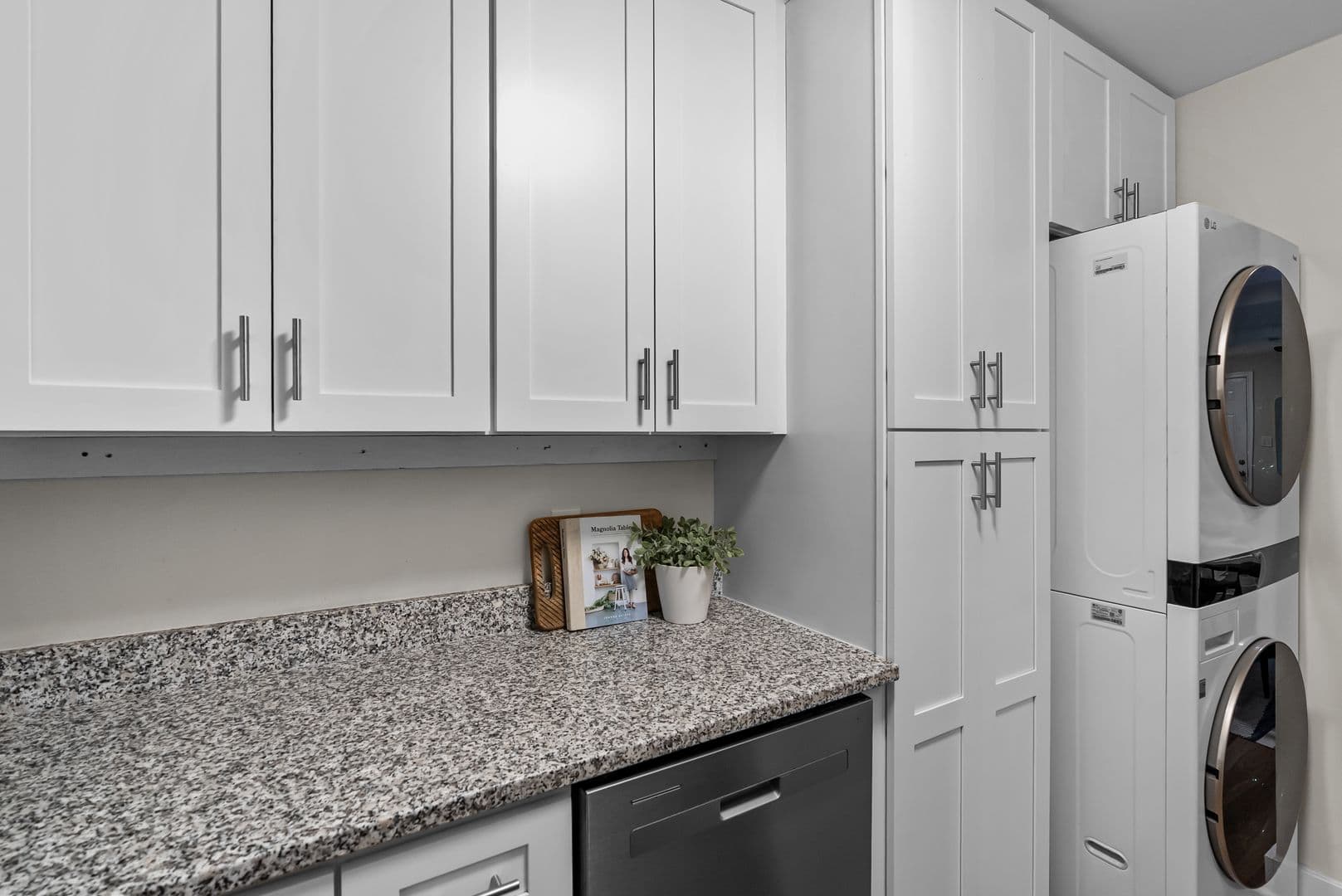 Williamsburg House: 5472 Olde Towne Rd