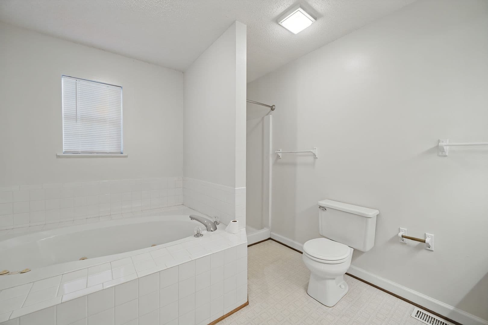Yorktown House: 203 Lynns Way