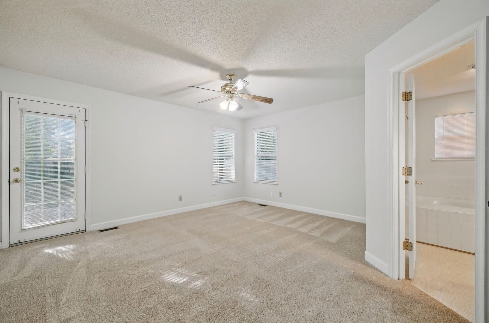 Yorktown House: 203 Lynns Way