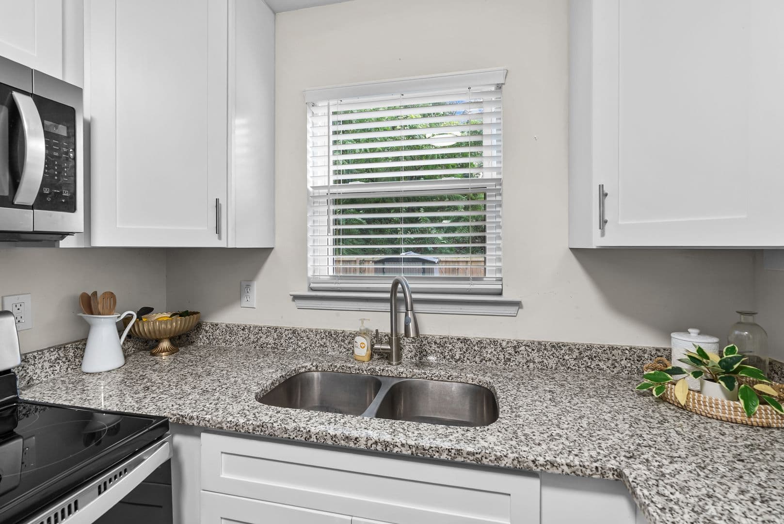 Williamsburg House: 5472 Olde Towne Rd