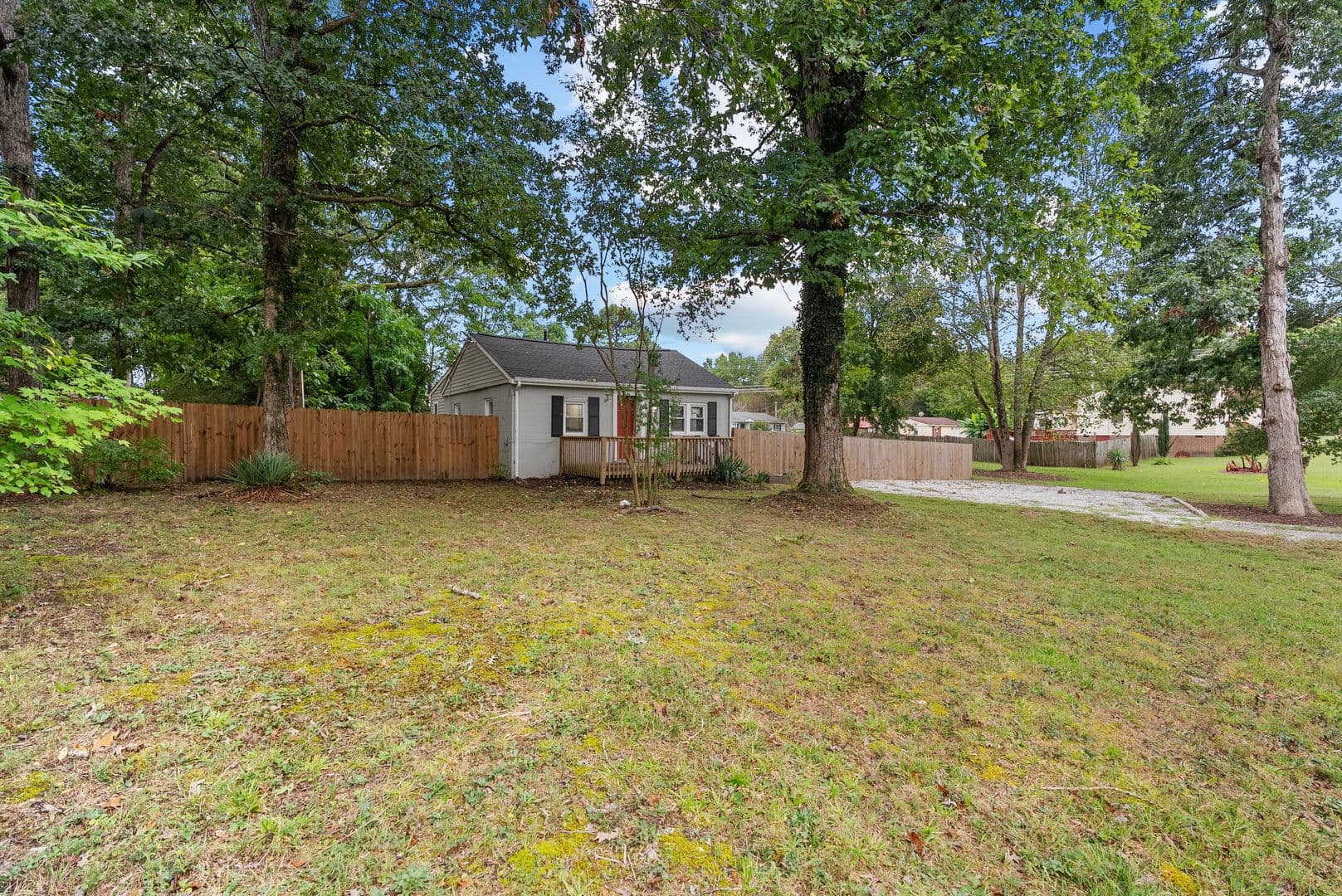 Williamsburg House: 5472 Olde Towne Rd